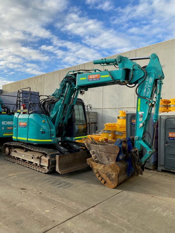 Kobelco SK135SR-3 13.5T Off Set Boom Excavator (Knuckle)