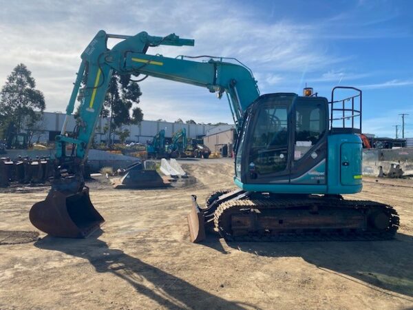 Kobelco SK135SR-3 13.5T Off Set Boom Excavator (Knuckle/Tilt Hitch)